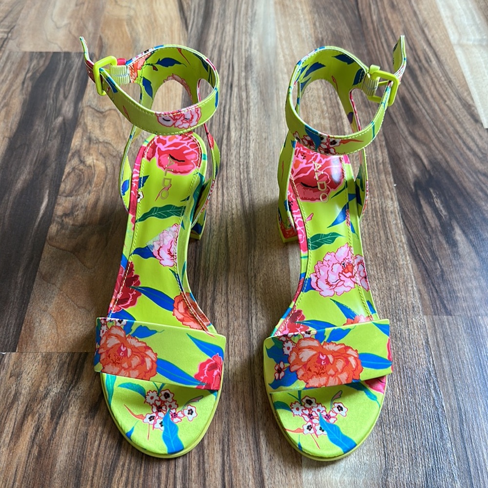 NWOT ALDO Lolla 68 Light Yellow Green Floral Print Sandals Size 7